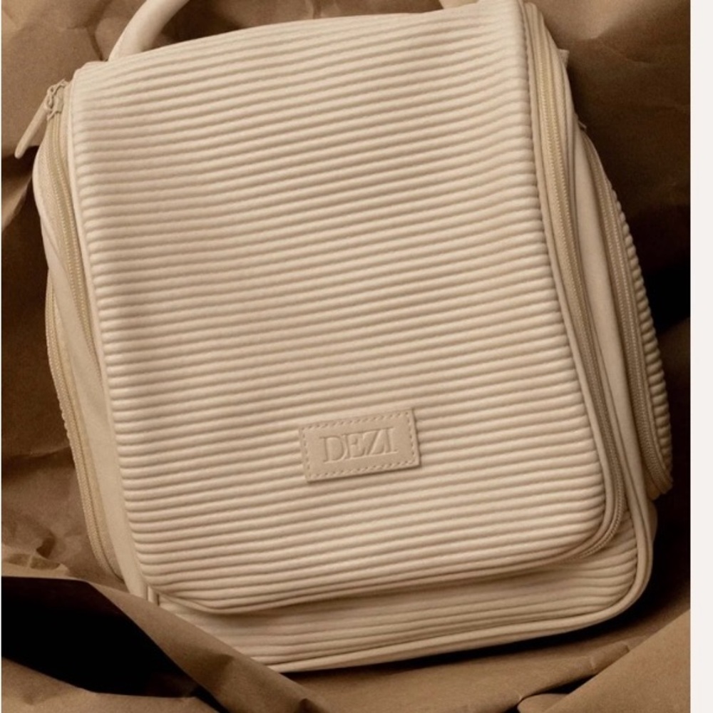 DEZI Beige Garment Bag with Clear Pocket NWT